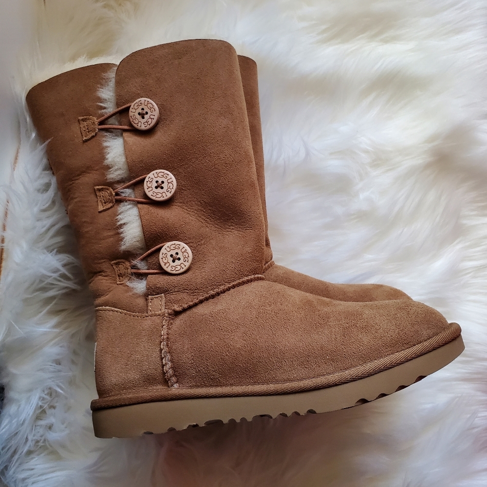 Ugg Girls Bailey Button Triplet Chestnut Boots Size 3
